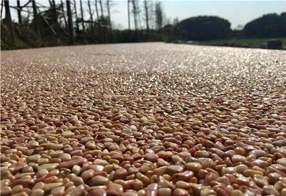 如何區(qū)分露骨料透水混凝土和膠粘石透水地坪？